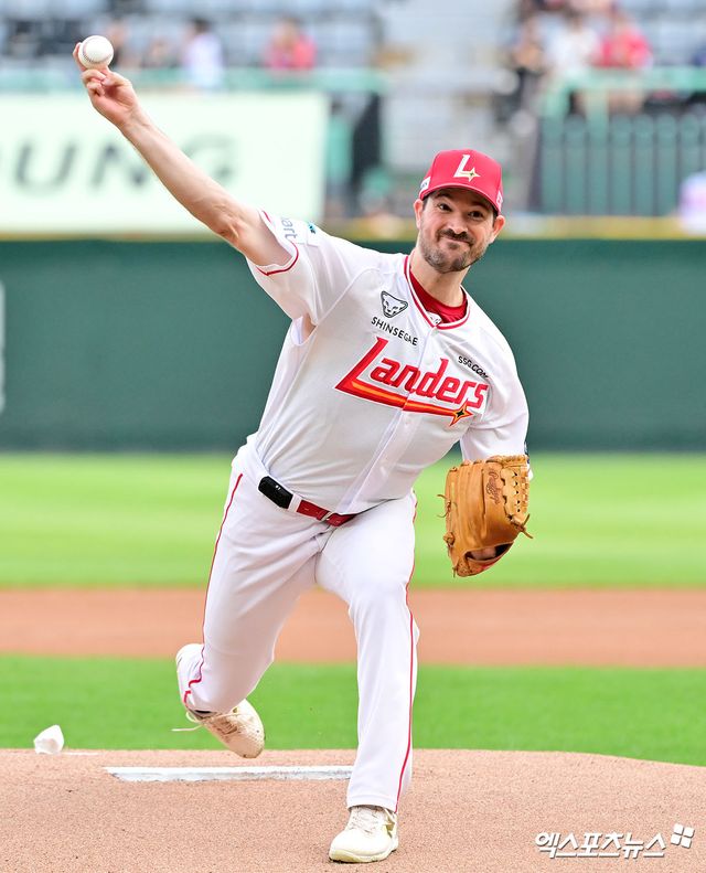 6일 오후 인천SSG랜더스필드에서 열린 '2025 신한 SOL Bank KBO리그' 삼성 라이온즈와 SSG 랜더스의 경기, 1회초 SSG 선발투수 앤더슨이 공을 힘차게 던지고 있다. 엑스포츠뉴스 DB