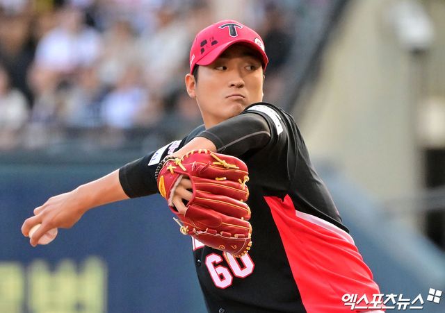 15일 오후 서울 송파구 잠실야구장에서 열린 '2025 신한 SOL Bank KBO리그' KIA 타이거즈와 두산 베어스의 경기, 1회말 KIA 선발투수 김도현이 공을 힘차게 던지고 있다. 엑스포츠뉴스 DB