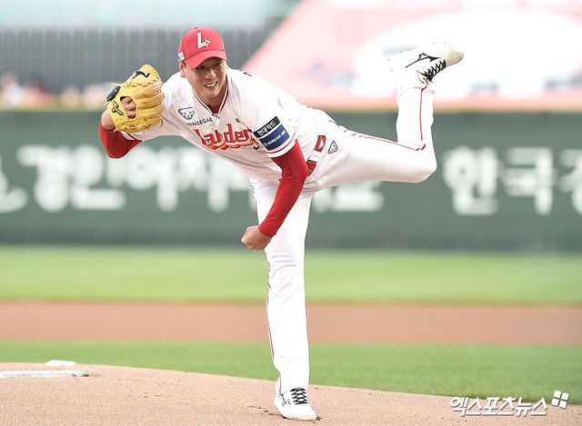 7일 오후 인천SSG랜더스필드에서 열린 '2025 신한 SOL Bank KBO리그' 삼성 라이온즈와 SSG 랜더스의 경기, SSG 선발투수 김광현이 공을 힘차게 던지고 있다. 엑스포츠뉴스 DB