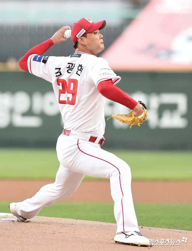 7일 오후 인천SSG랜더스필드에서 열린 '2025 신한 SOL Bank KBO리그' 삼성 라이온즈와 SSG 랜더스의 경기, SSG 선발투수 김광현이 공을 힘차게 던지고 있다. 엑스포츠뉴스 DB