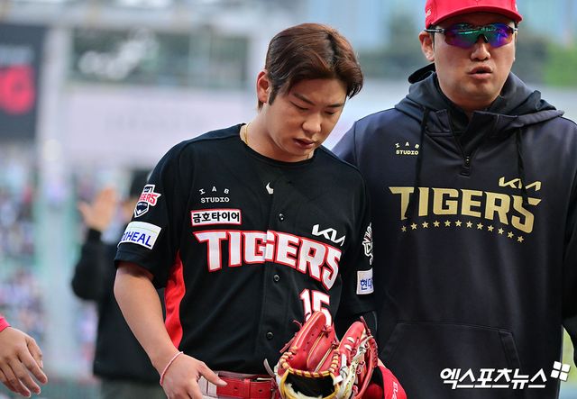 KIA 타이거즈 외야수 박정우가 27일 자신의 사회관계망서비스(SNS)를 통해 사과문을 게재했다. 21일 키움 히어로즈전이 끝난 뒤 한 팬과 SNS에서 언쟁을 벌였으며, 해당 팬의 개인 정보가 노출되면서 논란은 더 커졌다. KIA 구단은 박정우와 면담을 진행한 뒤 23일 박정우를 1군 엔트리에서 제외했다. 박정우는 당분간 자숙의 시간을 가질 예정이다. 엑스포츠뉴스 DB