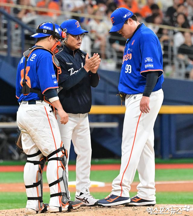 26일 오후 서울 구로구 고척스카이돔에서 열린 '2025 신한 SOL Bank KBO리그' 한화 이글스와 키움 히어로즈의 경기, 5회말 2사 1,2루 한화 양상문 투수코치가 류현진과 대화를 하고 있다. 엑스포츠뉴스DB