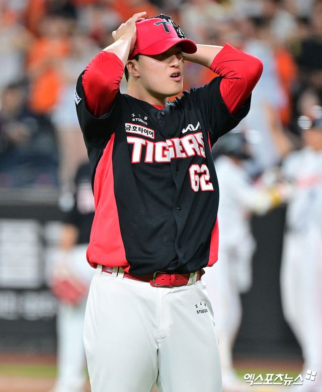 10일 오후 대전 한화생명 볼파크에서 열린 '2025 신한 SOL Bank KBO리그' KIA 타이거즈와 한화 이글스의 경기, 9회말 무사 1루 KIA 정해영이 한화 황영묵에게 안타를 허용한 후 아쉬워하고 있다. 엑스포츠뉴스 DB