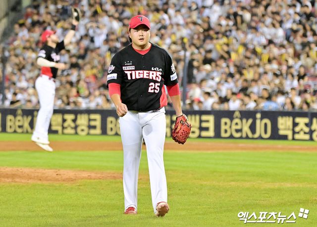 15일 오후 서울 송파구 잠실야구장에서 열린 '2025 신한 SOL Bank KBO리그' KIA 타이거즈와 두산 베어스의 경기, 6회말 수비를 마친 KIA 한재승이 더그아웃으로 향하고 있다. 엑스포츠뉴스 DB