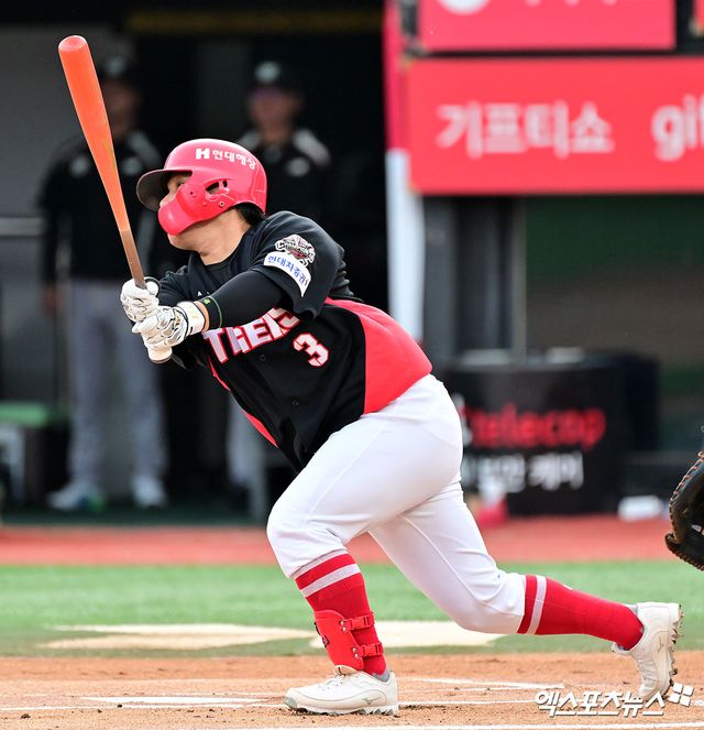 21일 오후 수원KT위즈파크에서 열린 '2025 신한 SOL Bank KBO리그' KIA 타이거즈와 KT 위즈의 경기, 1회초 1사 KIA 김선빈이 중전안타를 날리고 있다. 엑스포츠뉴스 DB