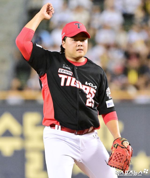 15일 오후 서울 송파구 잠실야구장에서 열린 '2025 신한 SOL Bank KBO리그' KIA 타이거즈와 두산 베어스의 경기, 6회말 KIA 한재승이 공을 힘차게 던지고 있다. 엑스포츠뉴스 DB