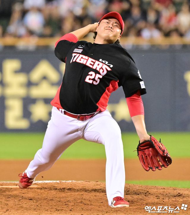 15일 오후 서울 송파구 잠실야구장에서 열린 '2025 신한 SOL Bank KBO리그' KIA 타이거즈와 두산 베어스의 경기, 6회말 KIA 한재승이 공을 힘차게 던지고 있다. 엑스포츠뉴스 DB