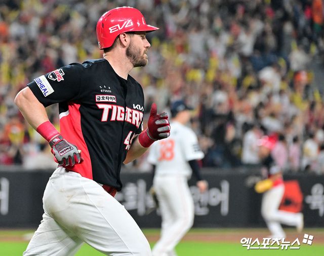 8일 오후 대전 한화생명 볼파크에서 열린 '2025 신한 SOL Bank KBO리그' KIA 타이거즈와 한화 이글스의 경기, 8회초 1사 만루 KIA 위즈덤이 만루 홈런을 날리고 있다. 엑스포츠뉴스 DB