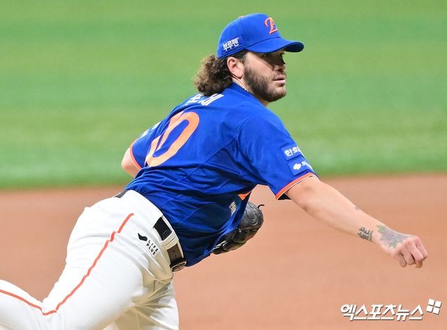 28일 오후 서울 구로구 고척스카이돔에서 열린 '2025 신한 SOL Bank KBO리그' 한화 이글스와 키움 히어로즈의 경기, 1회말 한화 선발투수 폰세가 공을 힘차게 던지고 있다. 고척, 김한준 기자