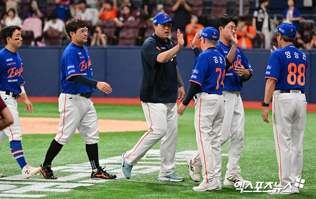 김경문 감독이 이끄는 한화는 28일 서울 고척스카이돔에서 2025 신한 SOL Bank KBO리그 키움과의 원정경기를 치른다. 이날 경기에선 부상에서 갓 회복한 외인 타자 루이스 리베라토가 선발 라인업에서 다시 사라졌다. 김경문 한화 감독은 '스윙하는 걸 보니까 슬라이딩 하면서 안 좋아진 부분이 아직 완전하지 않은 것 같다. 그래서 조금 더 치료를 해야 할 것 같다'고 했다. 엑스포츠뉴스DB