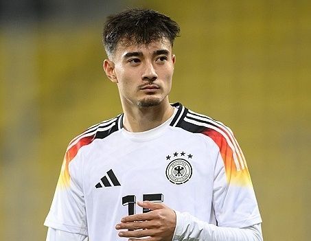 독일인 아버지와 한국인 어머니 사이에서 태어난 혼혈 옌스 카스트로프가 대표팀 발탁에 대해 꿈이 이뤄진 순간이라며 부푼 기대감을 전했다. 카스트로프 발탁은 2026 국제축구연맹 북중미 월드컵이 1년 앞으로 다가온 상황에서 대표팀에 힘이 될 전망이다. 연합뉴스