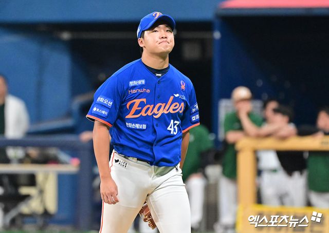 28일 오후 서울 구로구 고척스카이돔에서 열린 '2025 신한 SOL Bank KBO리그' 한화 이글스와 키움 히어로즈의 경기, 7회말 수비를 마친 한화 정우주가 더그아웃으로 향하고 있다. 고척, 김한준 기자