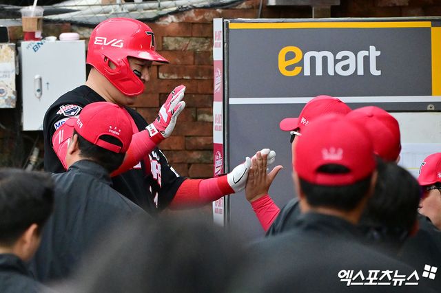 21일 오후 인천SSG랜더스필드에서 열린 '2025 신한 SOL Bank KBO리그' KIA 타이거즈와 SSG 랜더스의 경기, 5회초 2사 1,2루 KIA 최형우가 스리런 홈런을 날린 후 축하를 받고 있다. 엑스포츠뉴스 DB