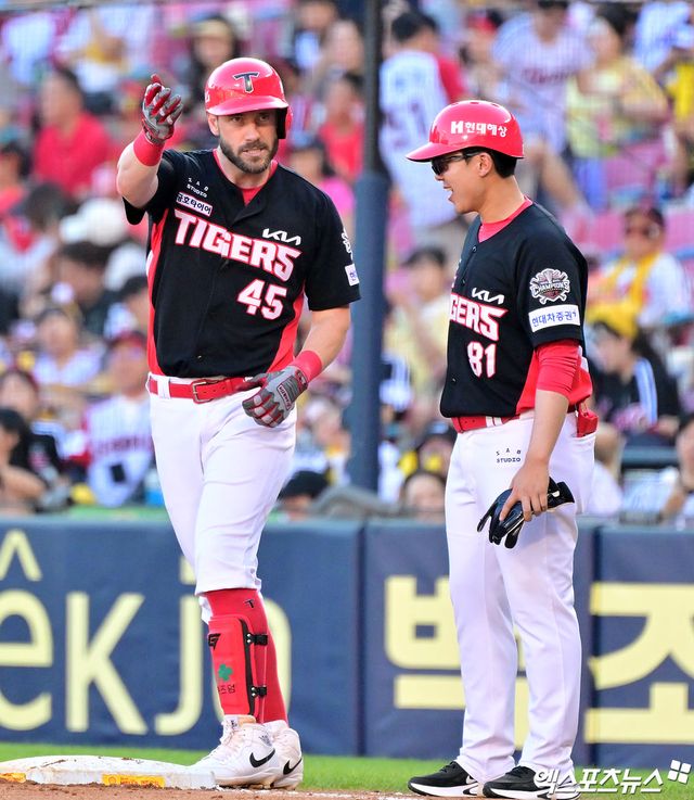 29일 오후 서울 송파구 잠실야구장에서 열린 '2025 신한 SOL Bank KBO리그' KIA 타이거즈와 LG 트윈스의 경기, 6회초 1사 3루 KIA 위즈덤이 1타점 적시타를 날리고 있다. 엑스포츠뉴스 DB