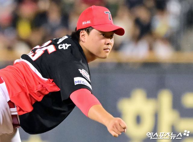 15일 오후 서울 송파구 잠실야구장에서 열린 '2025 신한 SOL Bank KBO리그' KIA 타이거즈와 두산 베어스의 경기, 6회말 KIA 한재승이 공을 힘차게 던지고 있다. 엑스포츠뉴스 DB
