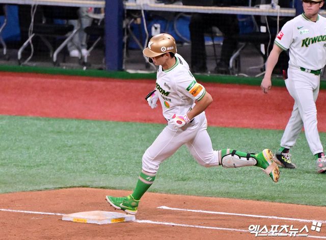 28일 오후 서울 구로구 고척스카이돔에서 열린 '2025 신한 SOL Bank KBO리그' 한화 이글스와 키움 히어로즈의 경기, 3회말 키움 송성문이 솔로 홈런을 날리고 있다. 고척, 김한준 기자
