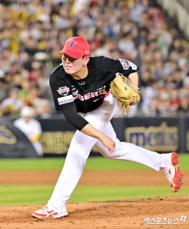 16일 오후 서울 송파구 잠실야구장에서 열린 '2025 신한 SOL Bank KBO리그' KIA 타이거즈와 두산 베어스의 경기, 7회말 KIA 성영탁이 공을 힘차게 던지고 있다. 엑스포츠뉴스 DB