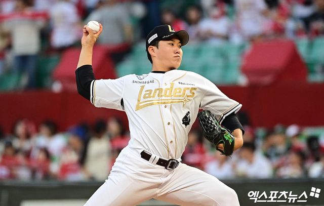 14일 오후 인천SSG랜더스필드에서 열린 '2025 신한 SOL Bank KBO리그' 롯데 자이언츠와 SSG 랜더스의 경기, 9회초 SSG 투수 최민준이 역투하고 있다. 엑스포츠뉴스 DB