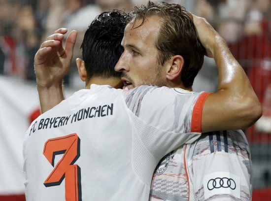 독일 최고 명문 바이에른 뮌헨에서 뛰는 김민재가 2025-2026시즌 들어 처음으로 공식전에 선발 출전했다. 김민재는 28일 열린 3부 구단 비스바덴과의 독일축구연맹(DFB) 포칼 원정 경기에서 요나탄 타와 함께 센터백 콤비로 선발 출전한 뒤 90분 풀타임을 뛰었다. 뮌헨이 3-2로 간신히 이긴 가운데 김민재는 두 번째 실점 빌미를 내주는 등 아쉬운 점도 있었지만 타보다는 잘했다는 평가를 받았다. 이날 이적시장 전문가 마테오 모레토는 김민재가 이탈리아 전통 명문 AC밀란 러브콜을 받았으나 뮌헨이 거절했다고 주장했다. 연합뉴스