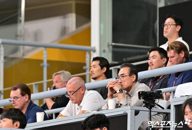 28일 오후 서울 구로구 고척스카이돔에서 열린 '2025 신한 SOL Bank KBO리그' 한화 이글스와 키움 히어로즈의 경기, 메이저리그 스카우터들이 경기를 지켜보고 있다. 고척, 김한준 기자