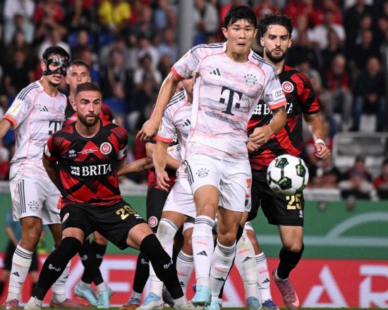 독일 최고 명문 바이에른 뮌헨에서 뛰는 김민재가 2025-2026시즌 들어 처음으로 공식전에 선발 출전했다. 김민재는 28일 열린 3부 구단 비스바덴과의 독일축구연맹(DFB) 포칼 원정 경기에서 요나탄 타와 함께 센터백 콤비로 선발 출전한 뒤 90분 풀타임을 뛰었다. 뮌헨이 3-2로 간신히 이긴 가운데 김민재는 두 번째 실점 빌미를 내주는 등 아쉬운 점도 있었지만 타보다는 잘했다는 평가를 받았다. 이날 이적시장 전문가 마테오 모레토는 김민재가 이탈리아 전통 명문 AC밀란 러브콜을 받았으나 뮌헨이 거절했다고 주장했다. 연합뉴스