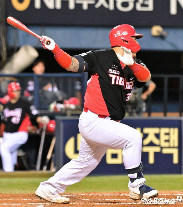 16일 오후 서울 송파구 잠실야구장에서 열린 '2025 신한 SOL Bank KBO리그' KIA 타이거즈와 두산 베어스의 경기, 7회초 1사 KIA 최형우가 중전안타를 날리고 있다. 엑스포츠뉴스 DB