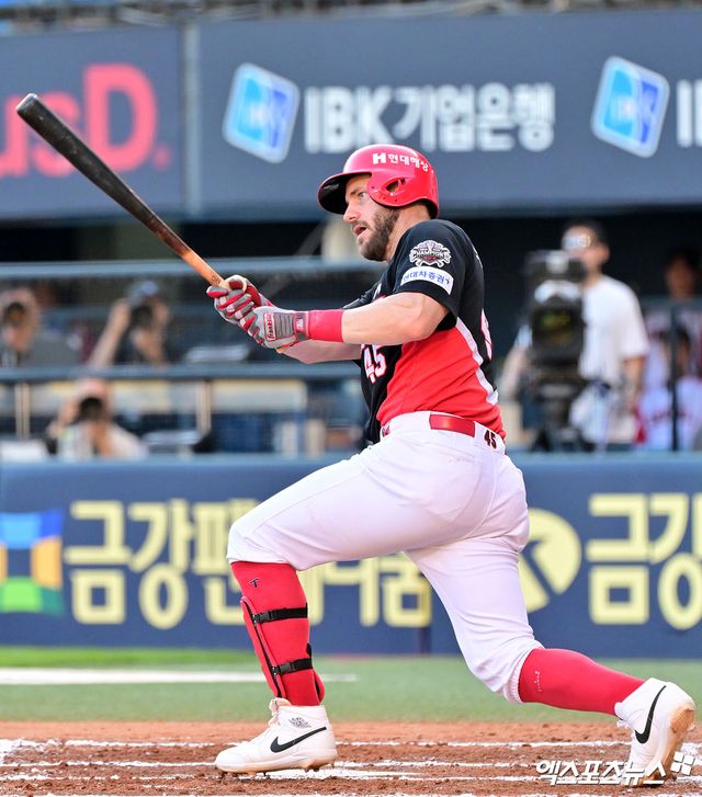 29일 오후 서울 송파구 잠실야구장에서 열린 '2025 신한 SOL Bank KBO리그' KIA 타이거즈와 LG 트윈스의 경기, 6회초 1사 3루 KIA 위즈덤이 1타점 적시타를 날리고 있다. 엑스포츠뉴스 DB