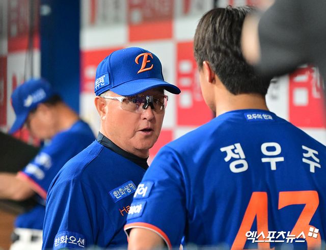28일 오후 서울 구로구 고척스카이돔에서 열린 '2025 신한 SOL Bank KBO리그' 한화 이글스와 키움 히어로즈의 경기, 한화 김경문 감독이 정우주를 격려하고 있다. 엑스포츠뉴스 고척, 김한준 기자