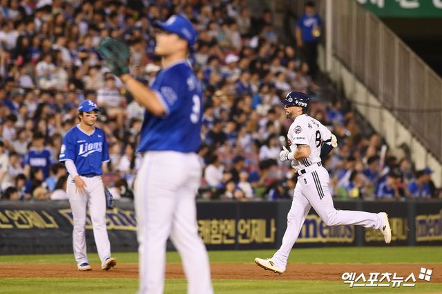 28일 오후 서울 송파구 잠실야구장에서 열린 '2025 신한 SOL Bank KBO리그' 삼성 라이온즈와 두산 베어스의 경기, 2회말 2사 1루 두산 케이브가 홈런을 날리고 그라운드를 돌고 있다. 엑스포츠뉴스 DB