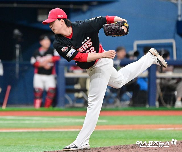 7일 오후 서울 구로구 고척스카이돔에서 열린 '2025 신한 SOL Bank KBO리그' KIA 타이거즈와 키움 히어로즈의 경기, 8회말 2사 1,2루 KIA 정해영이 공을 힘차게 던지고 있다. 엑스포츠뉴스 DB