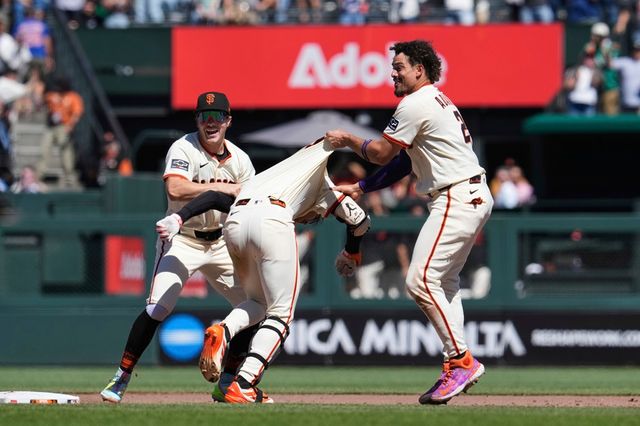 미국 메이저리그 샌프란시스코 자이언츠의 이정후가 29일(한국시간) 미국 캘리포니아주 샌프란시스코의 오라클파크에서 열린 2025 메이저리그 시카고 컵스와의 홈경기에서 빅리그 데뷔 첫 끝내기 안타를 기록, 팀 5연승을 견인했다. 사진 연합뉴스