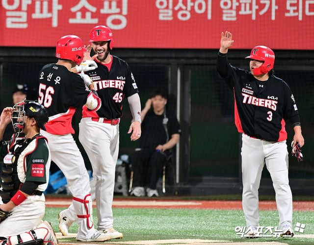 29일 오후 수원KT위즈파크에서 열린 '2025 신한 SOL Bank KBO리그' KIA 타이거즈와 KT 위즈의 경기, 6회초 1사 2,3루 KIA 오선우가 스리런 홈런을 날리고 있다. 수원, 김한준 기자