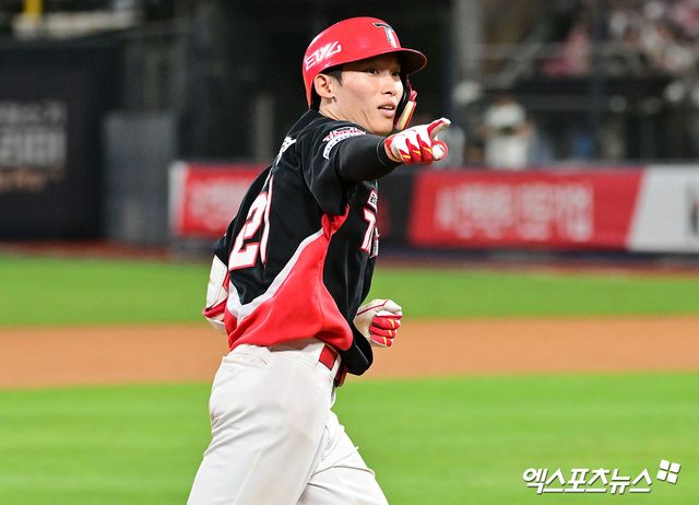 29일 오후 수원KT위즈파크에서 열린 '2025 신한 SOL Bank KBO리그' KIA 타이거즈와 KT 위즈의 경기, 8회초 무사 1루 KIA 김호령이 투런 홈런을 날린 후 기뻐하고 있다. 수원, 김한준 기자