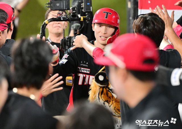 29일 오후 수원KT위즈파크에서 열린 '2025 신한 SOL Bank KBO리그' KIA 타이거즈와 KT 위즈의 경기, 8회초 무사 1루 KIA 김호령이 투런 홈런을 날린 후 더그아웃에서 하이파이브를 하고 있다. 수원, 김한준 기자