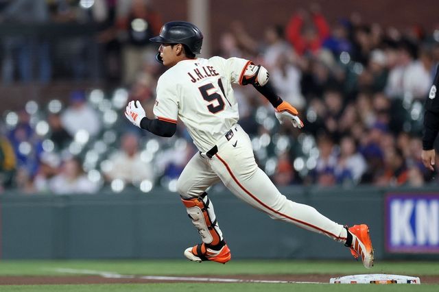 미국 메이저리그 샌프란시스코 자이언츠의 이정후가 29일(한국시간) 미국 캘리포니아주 샌프란시스코의 오라클파크에서 열린 2025 메이저리그 시카고 컵스와의 홈경기에서 빅리그 데뷔 첫 끝내기 안타를 기록, 팀 5연승을 견인했다. 사진 연합뉴스