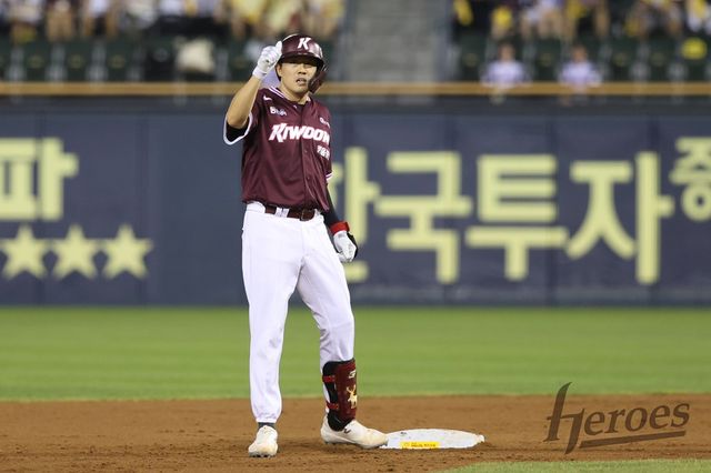 키움 히어로즈 베테랑 내야수 오선진이 29일 서울 잠실야구장에서 열린 2025 신한 SOL Bank KBO리그 LG 트윈스와의 팀 간 13차전에서 4회초 1타점 2루타를 기록했다. 사진 키움 히어로즈