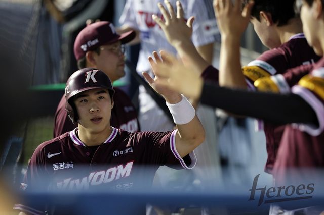키움 히어로즈 외야수 이주형이 29일 서울 잠실야구장에서 열린 2025 신한 SOL Bank KBO리그 LG 트윈스와의 팀 간 13차전에서 5회초 1타점 적시타를 기록했다. 사진 키움 히어로즈