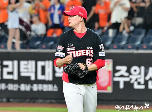 10일 오후 대전 한화생명 볼파크에서 열린 '2025 신한 SOL Bank KBO리그' KIA 타이거즈와 한화 이글스의 경기, 8회말 수비를 마친 KIA 정해영이 더그아웃으로 향하고 있다. 엑스포츠뉴스 DB