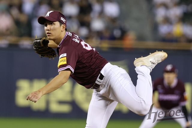 키움 히어로즈 좌완 윤석원이 29일 서울 잠실야구장에서 열린 2025 신한 SOL Bank KBO리그 LG 트윈스와의 팀 간 13차전에서 1.1이닝 무실점으로 홀드를 기록했다. 사진 키움 히어로즈