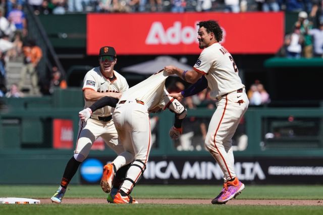 미국 메이저리그 샌프란시스코 자이언츠의 이정후가 29일(한국시간) 미국 캘리포니아주 샌프란시스코의 오라클파크에서 열린 2025 메이저리그 시카고 컵스와의 홈경기에서 빅리그 데뷔 첫 끝내기 안타를 기록, 팀 5연승을 견인했다. AP연합뉴스