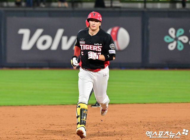 29일 오후 수원KT위즈파크에서 열린 '2025 신한 SOL Bank KBO리그' KIA 타이거즈와 KT 위즈의 경기, 7회초 1사 KIA 나성범이 솔로 홈런을 날린 후 그라운드를 돌고 있다. 수원, 김한준 기자