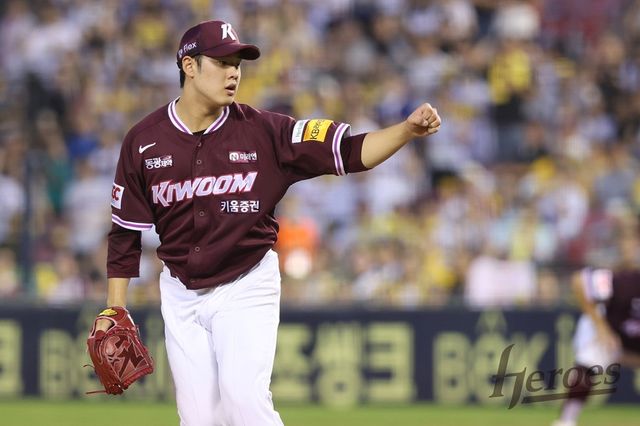 키움 히어로즈 좌완 루키 정현우가 29일 서울 잠실야구장에서 열린 2025 신한 SOL Bank KBO리그 LG 트윈스와의 팀 간 13차전에 선발등판, 6이닝 2실점으로 승리투수가 됐다. 사진 키움 히어로즈