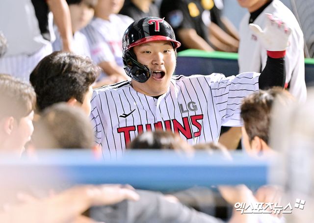 LG 트윈스 내야수 문보경이 29일 서울 잠실야구장에서 열린 2025 신한 SOL Bank KBO리그 키움 히어로즈와의 팀 간 13차전에서 1회말 선제 1타점 2루타를 기록했다. 사진 엑스포츠뉴스 DB