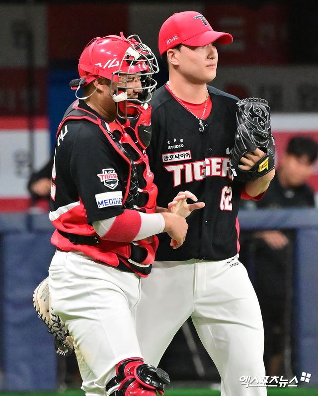 25일 오후 서울 구로구 고척스카이돔에서 열린 '2025 신한 SOL Bank KBO리그' KIA 타이거즈와 키움 히어로즈의 경기, KIA가 키움에 6:3으로 승리하며 전날의 패배를 설욕했다. 이날 경기에서 승리한 KIA 선수들이 기뻐하고 있다. 엑스포츠뉴스 DB