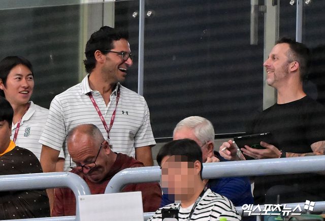 28일 오후 서울 구로구 고척스카이돔에서 열린 '2025 신한 SOL Bank KBO리그' 한화 이글스와 키움 히어로즈의 경기, 메이저리그 스카우터들이 한화 정우주의 투구를 지켜보고 있다. 엑스포츠뉴스 고척, 김한준 기자