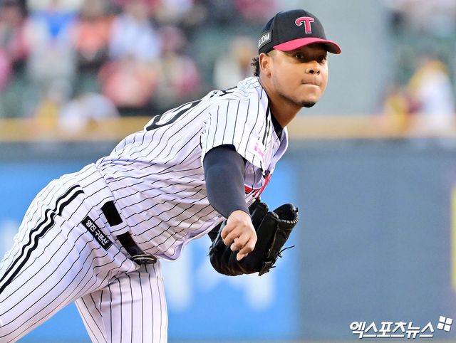 25일 오후 서울 송파구 잠실야구장에서 열린 '2025 신한 SOL Bank KBO리그' 한화 이글스와 LG 트윈스의 경기, 1회초 LG 선발투수 에르난데스가 공을 힘차게 던지고 있다. 엑스포츠뉴스 DB