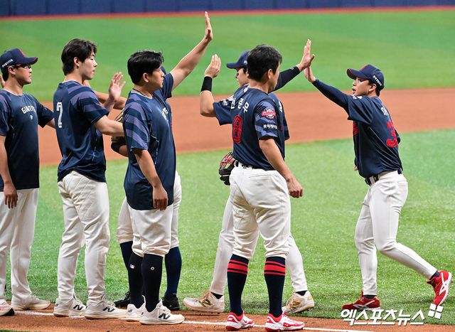 김태형 감독이 이끄는 롯데 자이언츠가 3일 서울 고척스카이돔에서 열린 2025 신한 SOL Bank KBO리그 키움 히어로즈와의 팀 간 15차전에서 9-3으로 승리, 4연속 위닝 시리즈를 챙겼다. 사진 김한준 기자