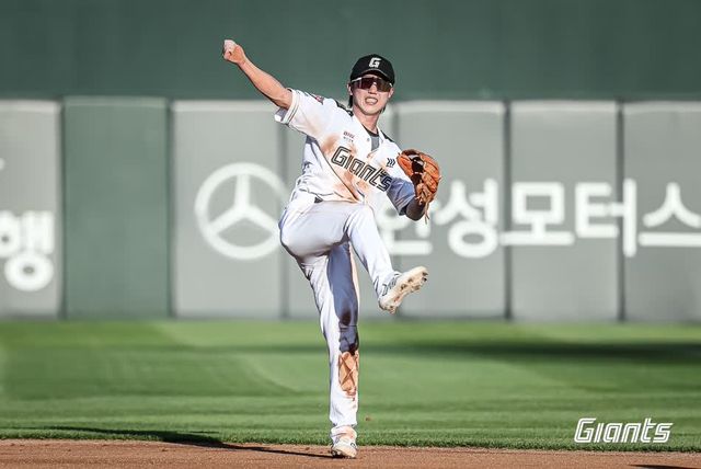 롯데 자이언츠 내야수 전민재가 지난 2일 KT 위즈 2군과의 퓨처스리그 경기에서 4타수 2안타 1타점을 기록했다. 사진 롯데 자이언츠