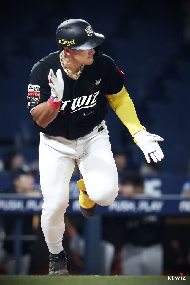 KT 위즈 안현민이 올해 정규시즌 경기에서 타격 후 세리머니하며 1루로 달려 나가고 있다. KT 위즈