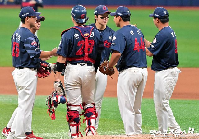 김태형 감독이 이끄는 롯데 자이언츠가 3일 서울 고척스카이돔에서 열린 2025 신한 SOL Bank KBO리그 키움 히어로즈와의 팀 간 15차전에서 9-3으로 승리, 4연속 위닝 시리즈를 챙겼다. 사진 김한준 기자